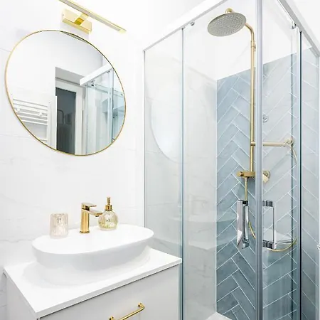 Beautiful In Center Apartment Split