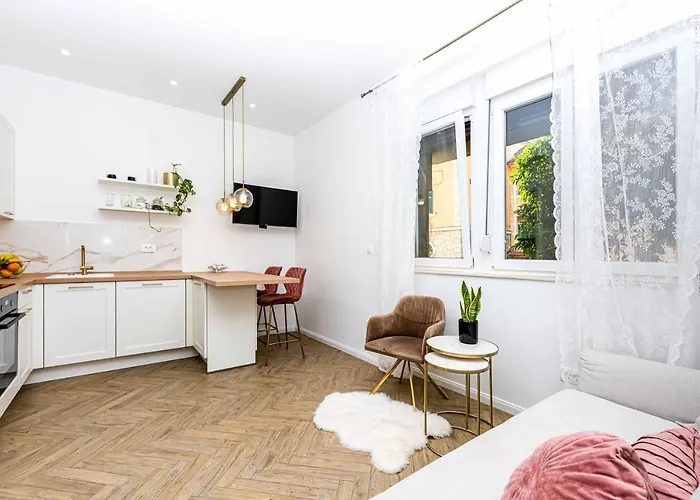 Beautiful In Center Apartment