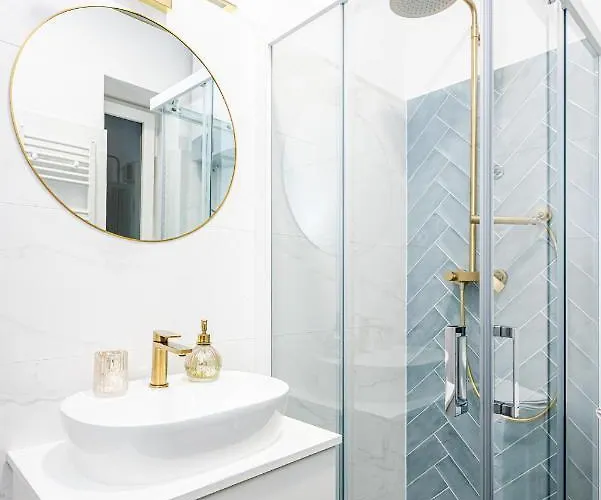 Beautiful In Center Apartment Split